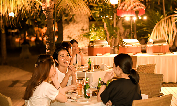 ヨガレッスンの後でリゾート地のディナーを楽しむ参加者たち