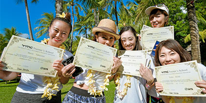 バリ留学コースで証書を手に喜ぶ参加者たち
