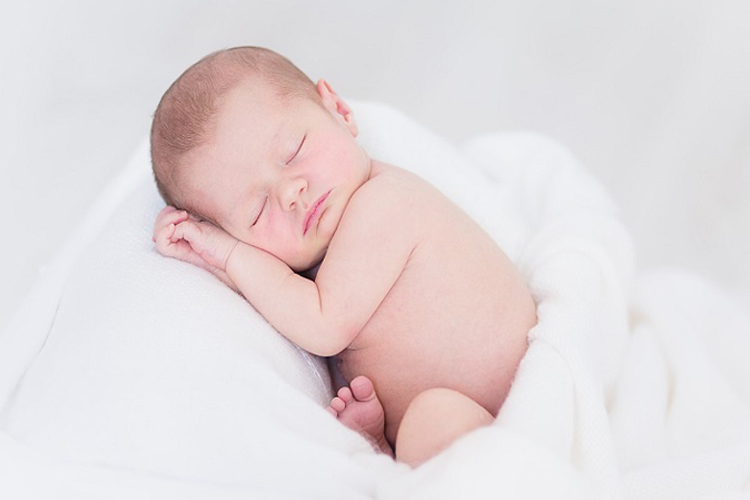 赤ちゃんの夜泣きを解決するベビーマッサージとは？効果とやり方を解説！
